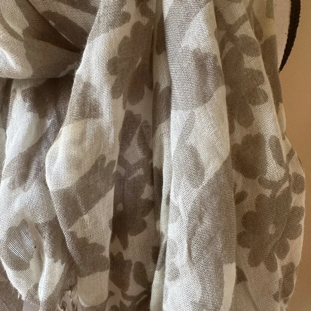 *OLD NAVY* Tan x White Floral Fashion Tassel Scarf